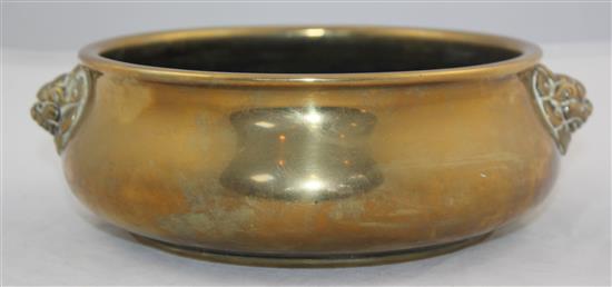 A Chinese bronze gui censer, Xuande mark, 19th century, W.20cm, rim diam.16cm